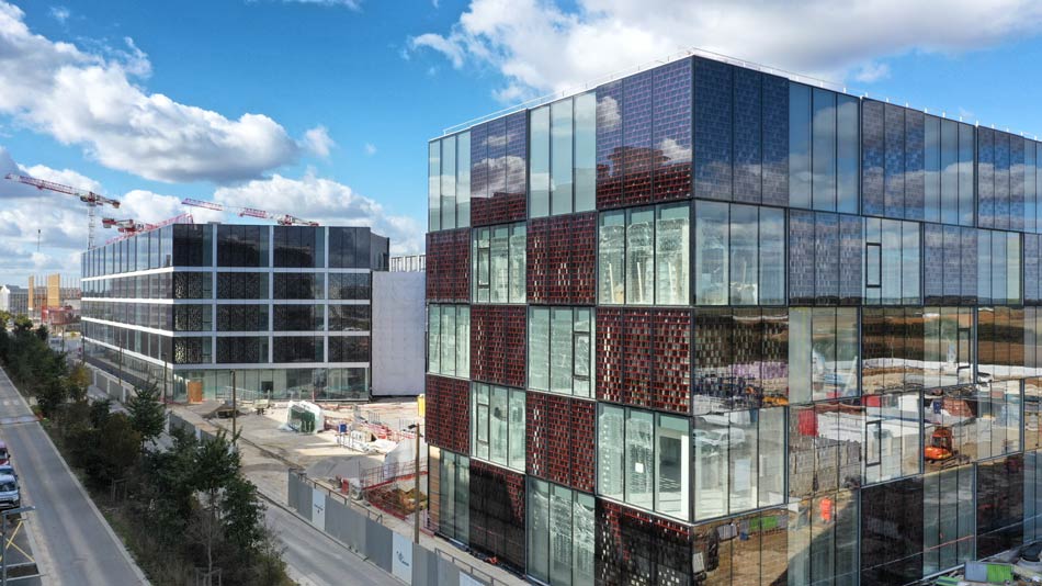 "Integrada en el nuevo centro de I+D de Servier, BioLabs operará una instalación de trabajo colaborativo de ciencias biológicas de 2000 m2 en Paris-Saclay para 2023. El segundo centro está situado en el APHP Hôtel-Dieu Hospital y su apertura está prevista para principios de 2023."