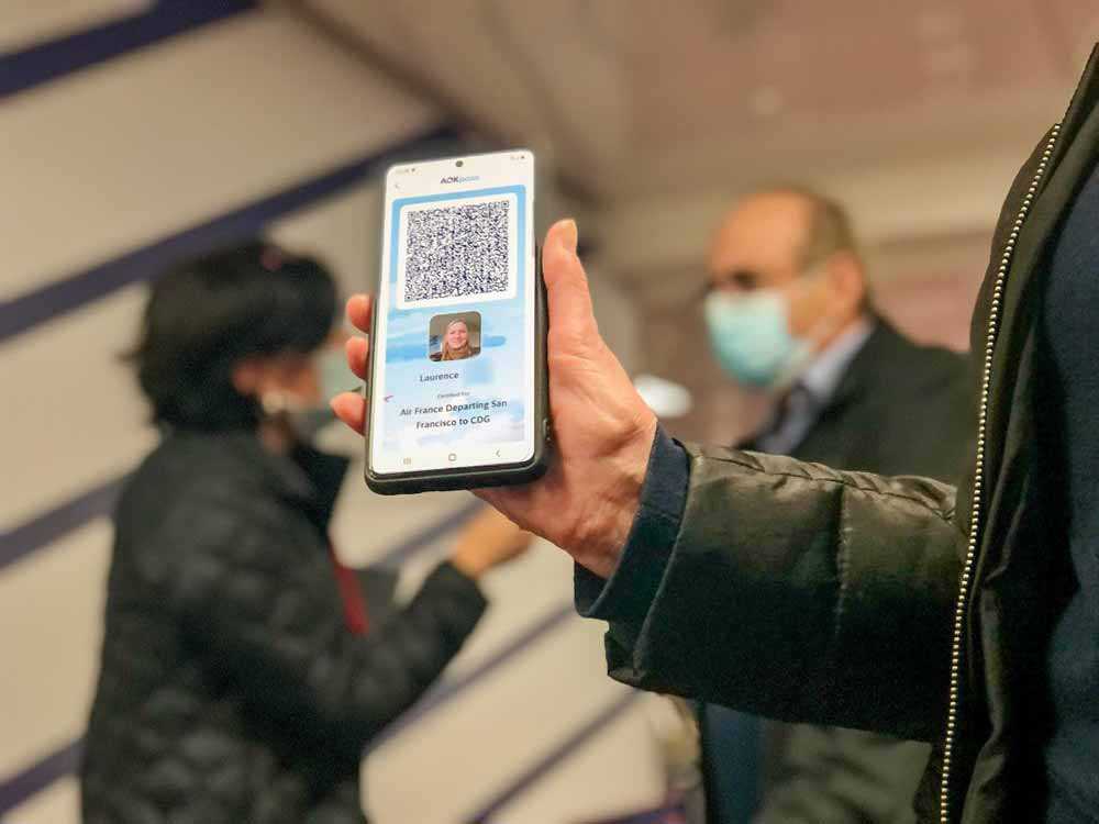 "Expérimentation de l'application mobile "ICC AOKPass" mise en place par Air France et Groupe ADP pour dématérialiser le test Covid-19 négatif sous la forme d'un QR code à présenter lors des procédures d'embarquement et de débarquement, afin de fluidifier les contrôles et faire gagner du temps aux passagers. Pour l'instant, l'expérimentation est en test sur les vols Air France de/vers Los Angeles, San Francisco et les Antilles."
