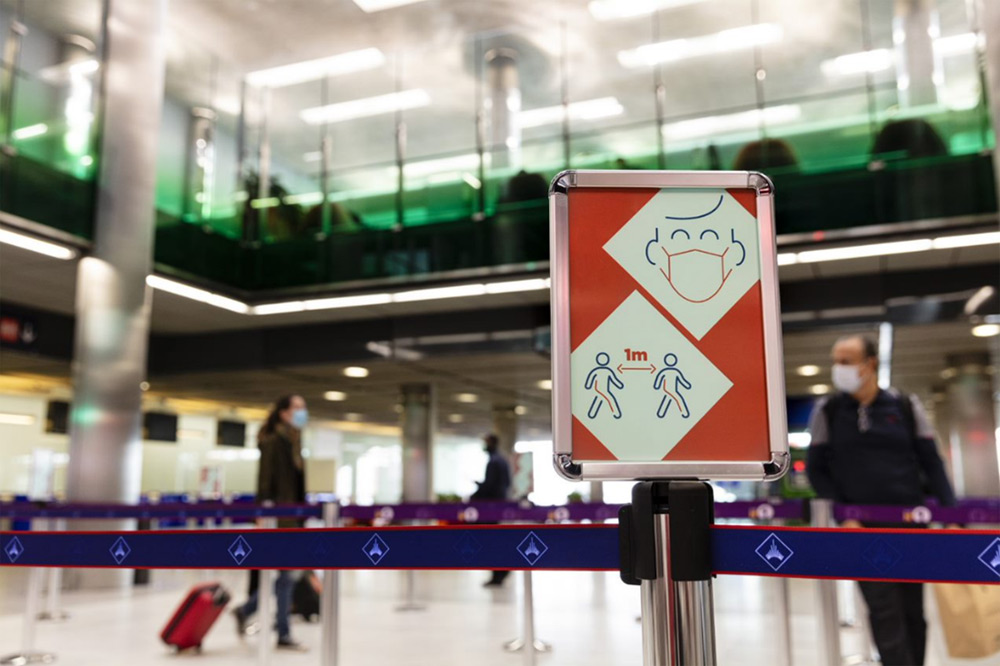 "Communication sanitaire, accès au poste d'inspection filtrage (PIF), Hall L, Terminal 2E, Paris-Charles de Gaulle "