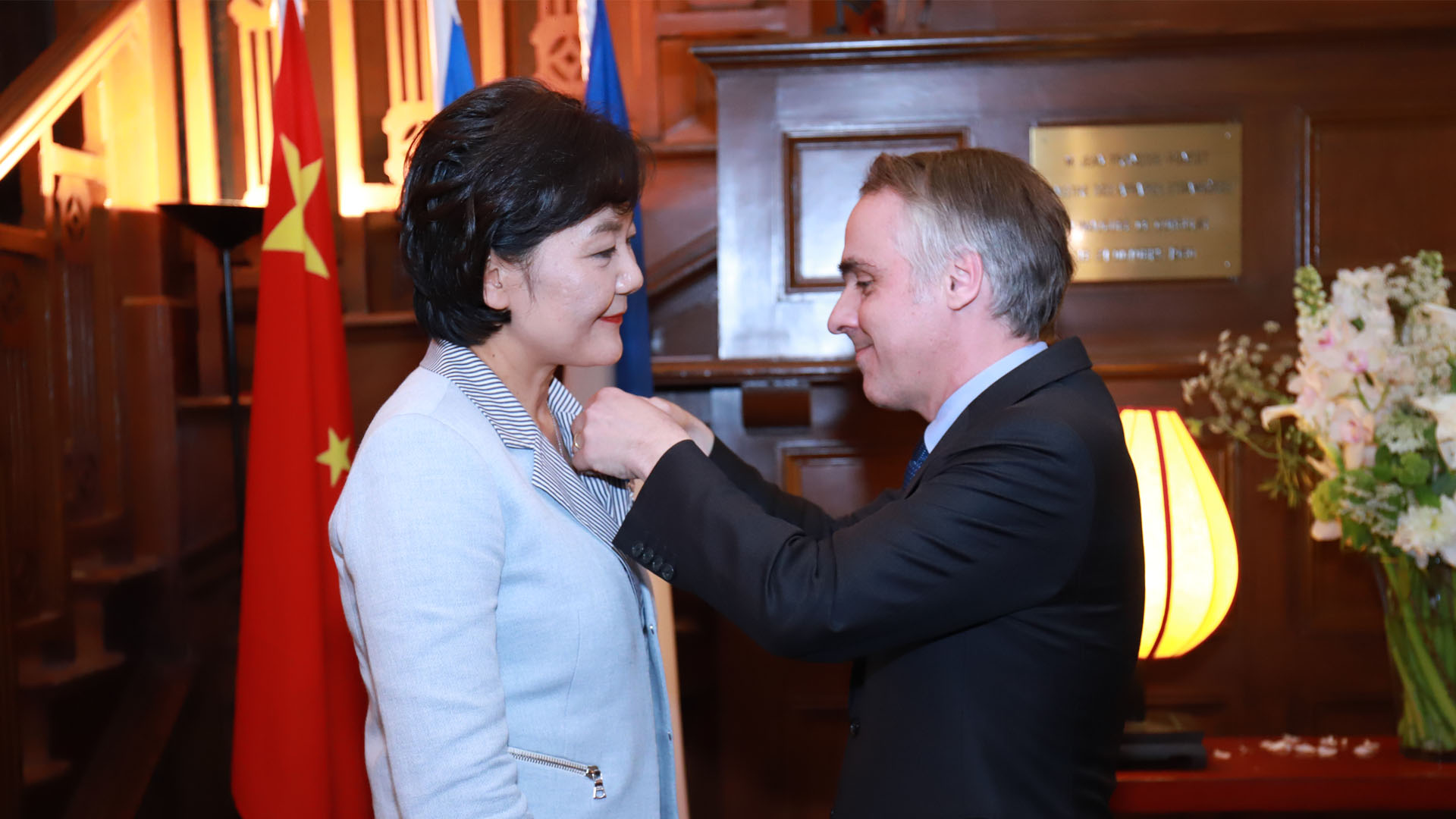 Remise de l’insigne de Chevalier de l’Ordre national du Mérite à Mme Xing You, directrice en Chine de Choose Paris Region et de la CCI Paris-Ile-de-France