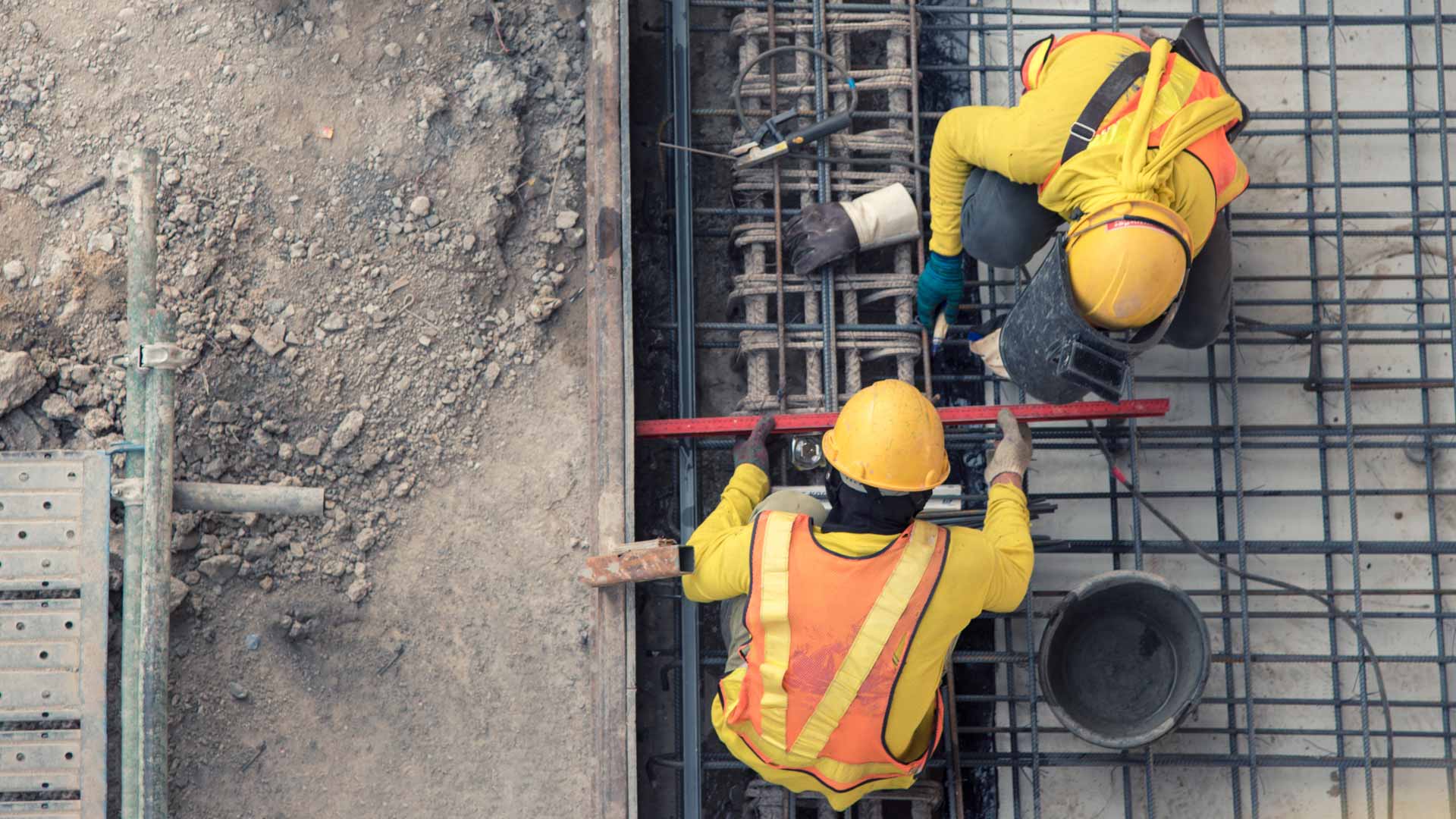 Engineers on a construction site - AdobeStock_190729433