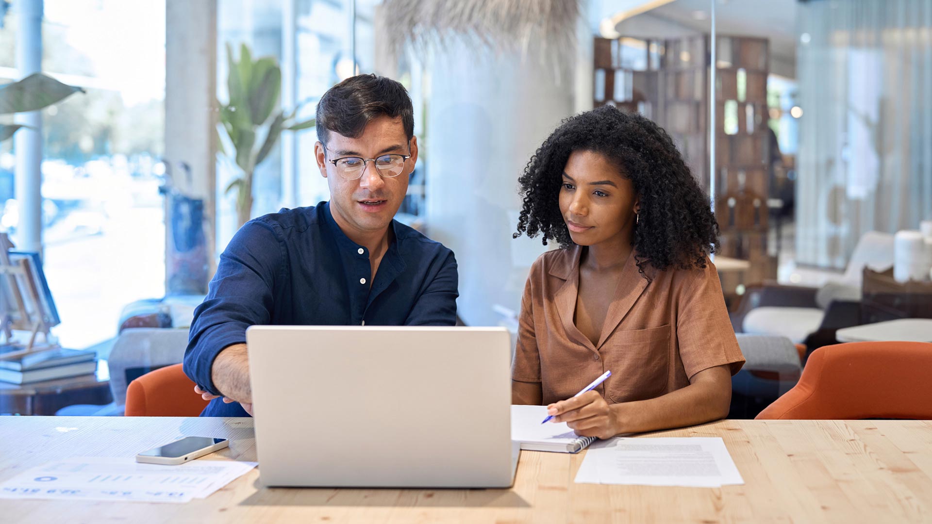 Etudiants Etrangers en Île-de-France :  Guide Pour Les Recruter - AdobeStock_1215488998_1920x1080